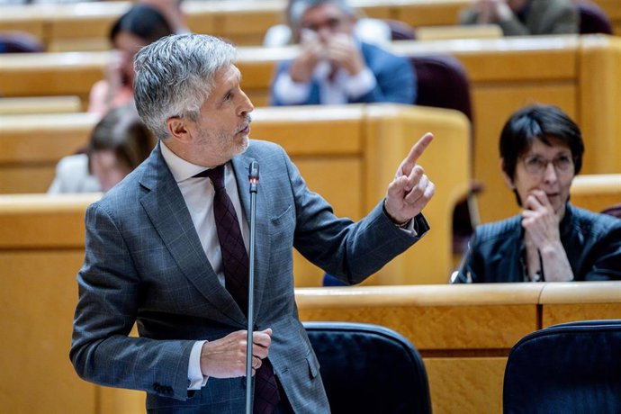 El ministro del Interior, Fernando Grande Marlaska, interviene durante la sesión de control al Gobierno, a 21 de abril de 2026, en Madrid (España). 