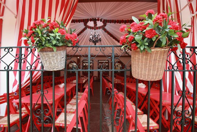 Archivo - Interior de una caseta de la Feria de abril de Sevilla. 