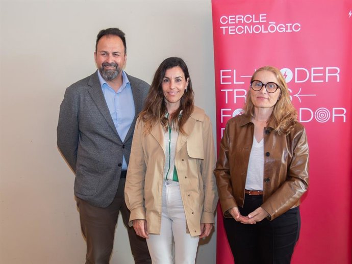 La directora general de Economía y Sociedad Digitales, Sandra Ruiz, el presidente del Cercle Tecnològic, Joan Ramon Barrera, y la vicepresidenta de la entidad, Rosa Maria Rodríguez, en la presentación del estudio