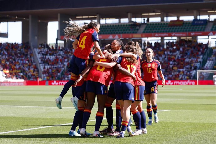Las jugadoras de la selección femenina celebran uno de sus goles ante Ucrania en la fase de clasificación para el Mundial de 2027