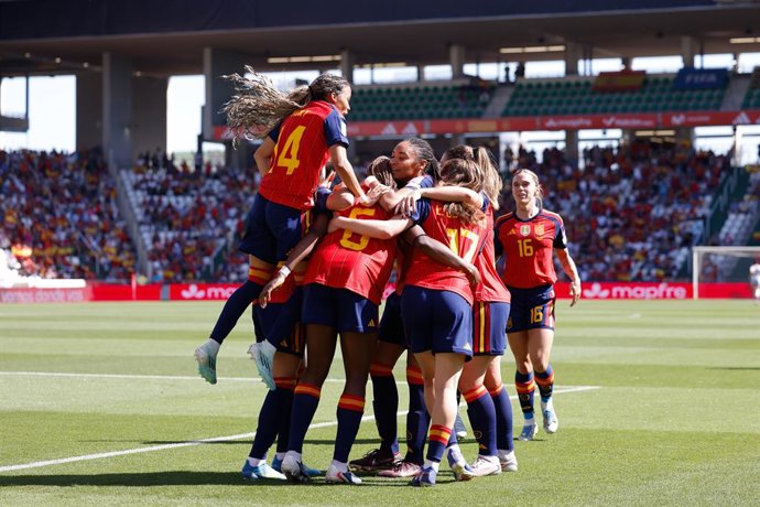 Edna Imade of Spain celebrates a goal with teammates during the European Women’s qualifiers for the FIFA Women’s World Cup 2027, League Phase MD4, football match played between Spain and Ukraine at Bahrain Victorious Nuevo Arcangel stadium on April 18, 20