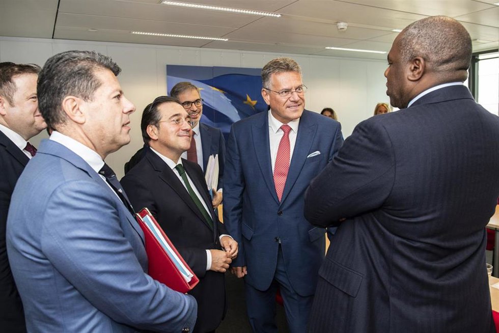 Archivo - (I-D) El ministro principal de Gibraltar, Fabian Picardo, y el ministro de Asuntos Exteriores, Cooperación y Unión Europea , José Manuel Albares, junto con el comisario europeo, Maros Sefcovic, y el entonces ministro británico, David Lammy