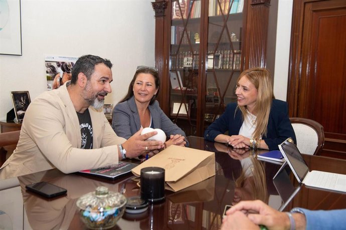 Almudena Martínez con representantes de la Asociación 'Mi princesa Rett'