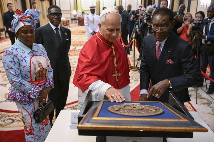 El Papa León XIV con el presidente de Guinea Ecuatorial, Teodoro Obiang, en el Palacio Presidencial, en Malabo.