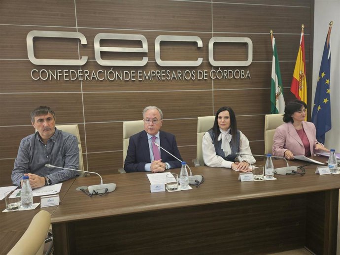 Antonio Díaz y María Dolores Gálvez (centro), durante la presentación.