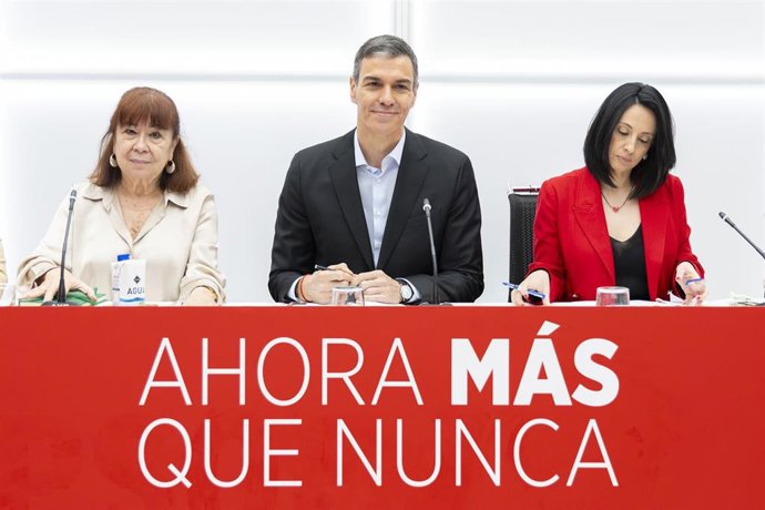 El presidene del Gobierno y secretario general del PSOE, Pedro Sánchez, junto a la presidenta del partido, Cristina Narbona y la secretaria de Organización, Rebeca Torró, en la reunión de la Ejecutiva Federal.