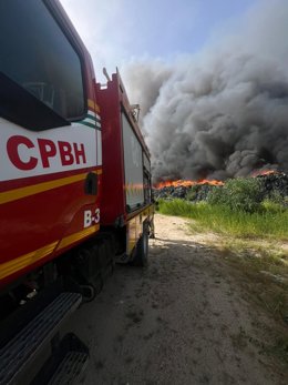 Imagen del incendio en una planta de reciclaje de Almonte el lunes por la tarde.