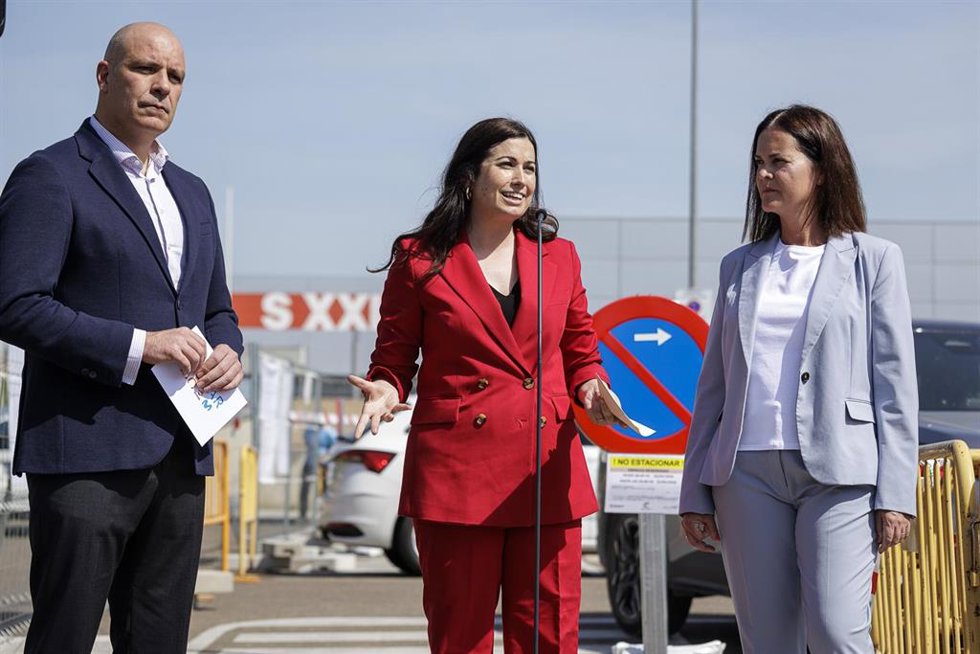 La consejera municipal de Medio Ambiente y Movilidad, Tatiana Gaudes, explica el proyecto de instalación de marquesinas fotovoltaicas en cuatro estacionamientos municipales para generar energía de autoconsuimo