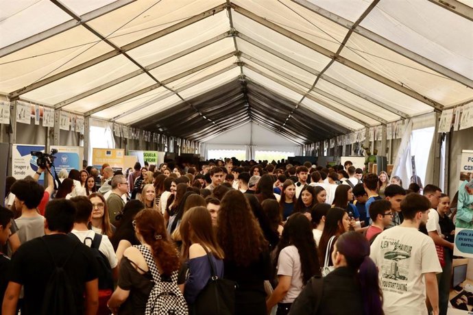 Alumnos de centros preuniversitarios visitan los estands instalados en la carpa principal de la VI Feria Aula de la Universidad de Almería.