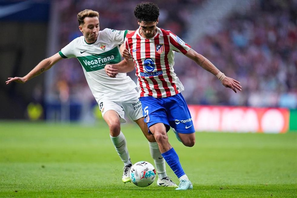 Archivo - Johnny Cardoso y Marc Aguado pelean por un balón en el Atlético de Madrid-Elche CF de LaLiga EA Sports 25-26