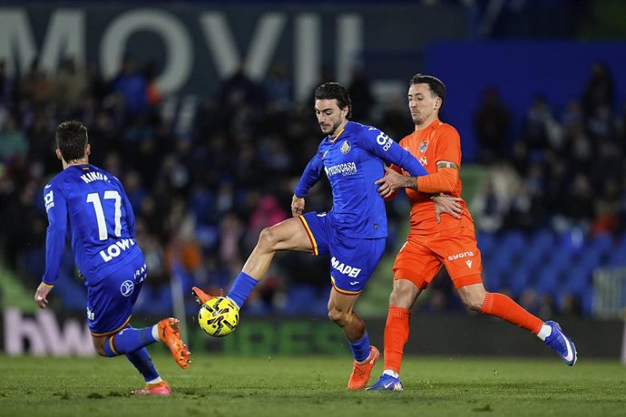 Archivo - Juan Iglesias y Mikel Oyarzabal pelean por un balón en el Getafe CF-Real Sociedad de LaLiga EA Sports 25-26