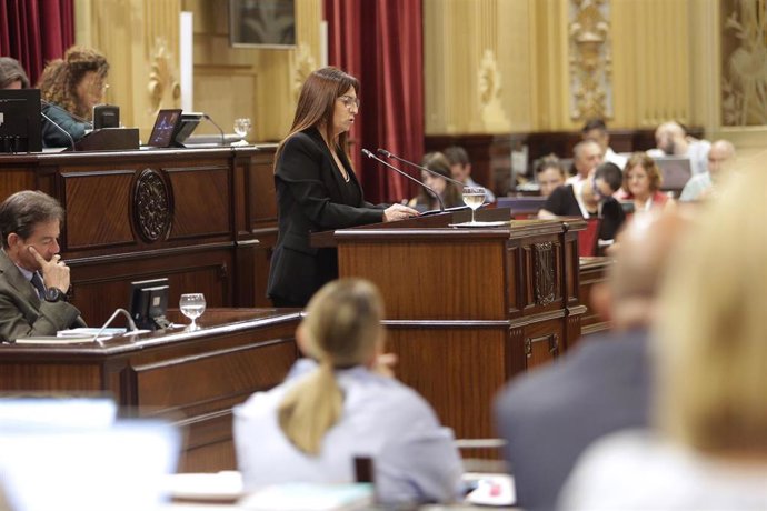 Archivo - La portavoz de Vox en el Parlament, Manuela Cañadas, en un pleno