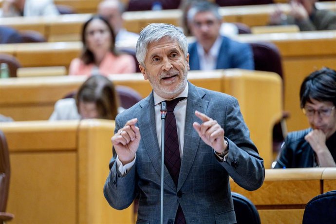 El ministro del Interior, Fernando Grande Marlaska, interviene durante la sesión de control al Gobierno, a 21 de abril de 2026, en Madrid (España). 