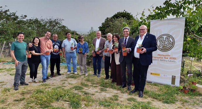Jiménez (dcha.), junto a Lorite (2º dcha.), durante la entrega de especies hortícolas destinadas a los talleres de huertos comunitarios en Fernán Núñez.