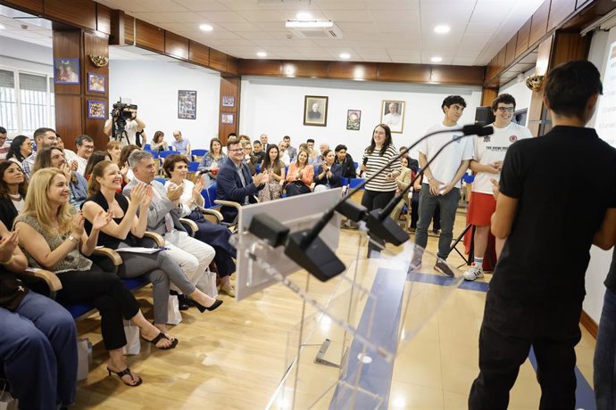 Jóvenes de Educación Secundaria Obligatoria (ESO) y Formación Profesional (FP) asisten a talleres de prevención y concienciación sobre los peligros de los porros y los derivados del cannabis.