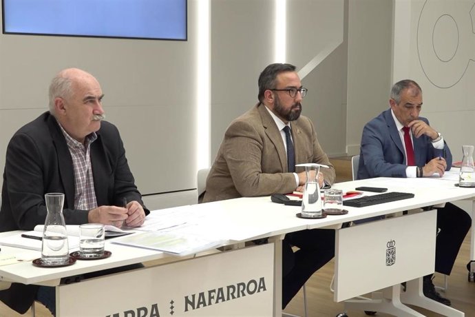 I-D: El consejero de Desarrollo Rural y Medio Ambiente del Gobierno de Navarra, José Mari Aierdi. El vicepresidente Javier Remírez, y el consejero de Cohesión Territoiral, Óscar Chivite, en una reunión telemática con el Estado sobre el Canal de Navarra.