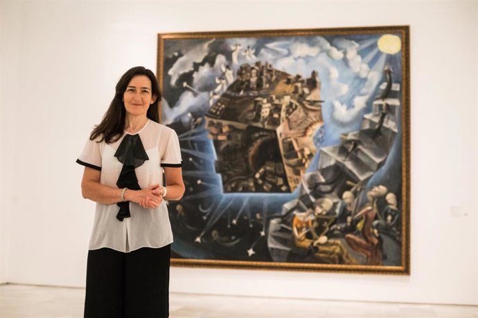 Archivo - La nueva presidenta del Real Patronato del Reina Sofía y ministra de Cultura durante el mandato de Zapatero, Ángeles González-Sinde, observa la obra 'El Mundo', de Ángeles Santos, colocada en una de las salas del Museo Nacional Centro de Arte Re