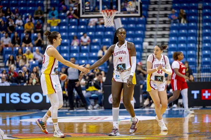 Archivo - Arquivo - Awa Fam, em uma partida com a seleção espanhola de basquete.