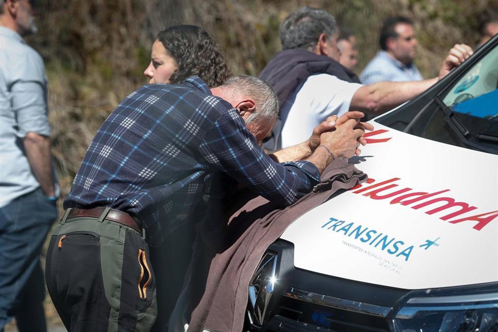 Archivo - Familiares y amigos de las víctimas durante las labores de búsqueda de las víctimas del accidente en la mina de Cerredo,  el 31 de marzo de 2025.