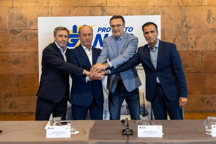 Acto de presentación de la inclusión de las fundaciones de CD Teneirfe y UD Las Palmas en el 'Proyecto Sumar' del Gobierno de Canarias