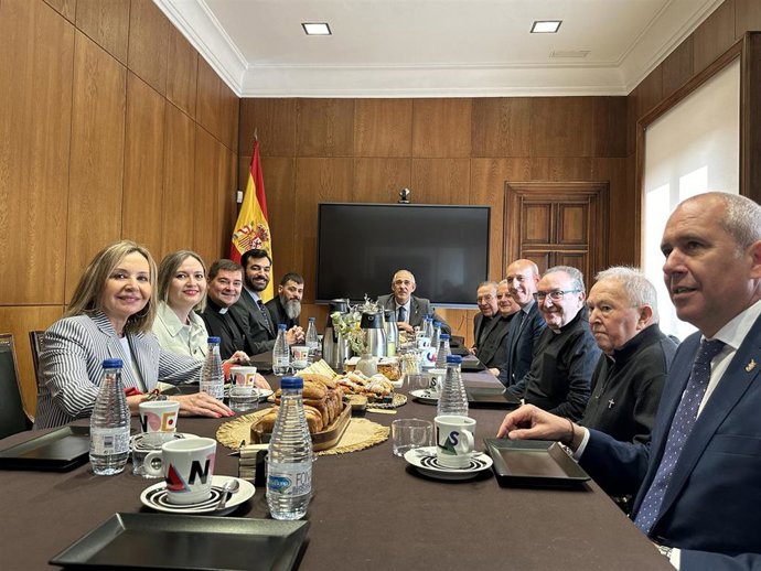 Representantes de la Corporación Municipal de León y del Cabildo de San Isidoro en la segunda Legacía preparatoria de la ceremonia de Las Cabezadas, en el Consistorio de San Marcelo.