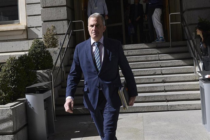 Archivo - El diputado de VOX Javier Ortega Smith, a su salida de una sesión plenaria, en el Congreso de los Diputados, a 26 de febrero de 2026, en Madrid (España).