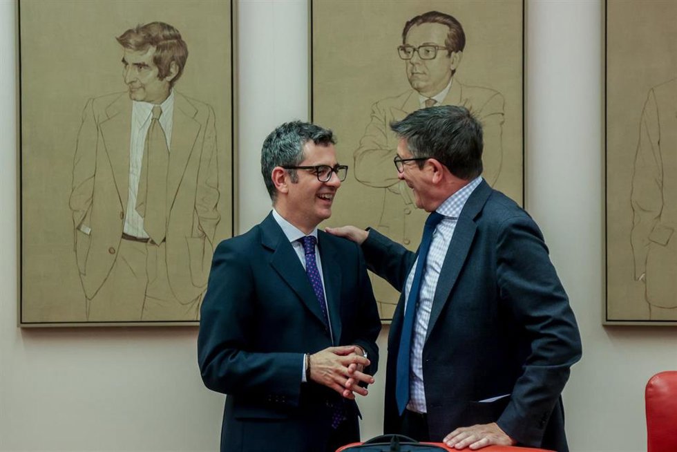 Archivo - El ministro de la Presidencia, Relaciones con las Cortes y Memoria Democrática, Felix Bolaños, conversa con Patxi López, en una gotografía de archivo.