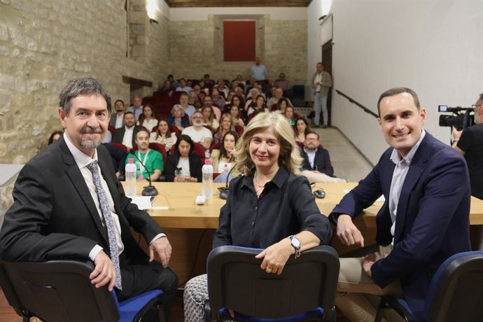 El secretario de Estado de Educación, Abelardo de la Rosa, junto a el secretario general del PSOE de Jaén, Juan Latorre, y la la alcaldesa y secretaria general del PSOE de Úbeda, Toni Olivares, durante el foro sobre educación organizado por el PSOE.
