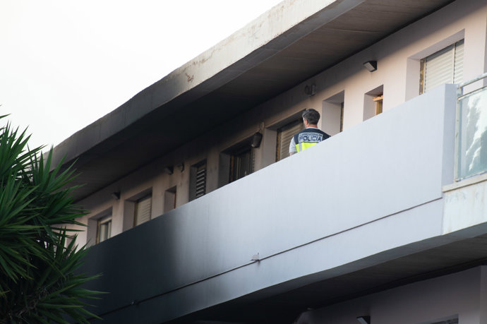Un policía local inspecciona el lugar del suceso, a 21 de abril de 2026, en Ibiza, Baleares (España). Tres personas han sido trasladados al Hospital Can Misses tras la explosión registrada en una vivienda en Eivissa.