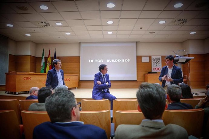 El ministro para la Transformación Digital y de la Función Pública, Óscar López, durante su visita a la compañía Debos.