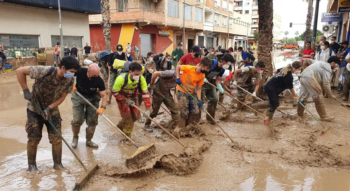 Voluntarios y vecinos de Paiporta tras la dana