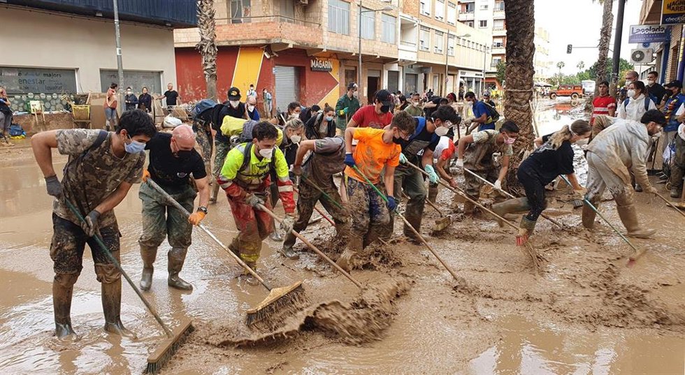 Archivo - Voluntarios y vecinos de Paiporta tras la dana