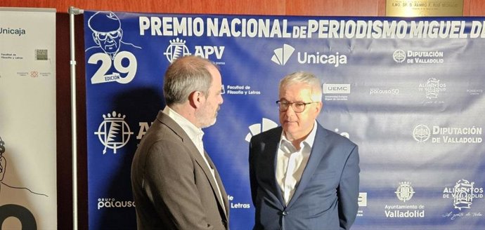 Los periodistas Íñigo Domínguez y Alfonso Armada, ganadores 'ex aequo' del Premio 'Miguel Delibes' de la APV 2026