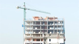 Edificio de pisos en construcción.