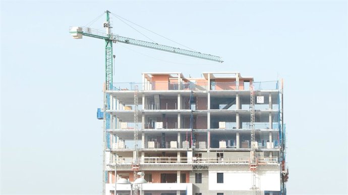 Edificio de pisos en construcción.