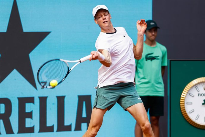 Archivo - Jannik Sinner of Italy in action against Karen Khachanov of Russia during the Masters 1000 and WTA 1000, tournament celebrated at Caja Magica on April 30, 2024 in Madrid, Spain.