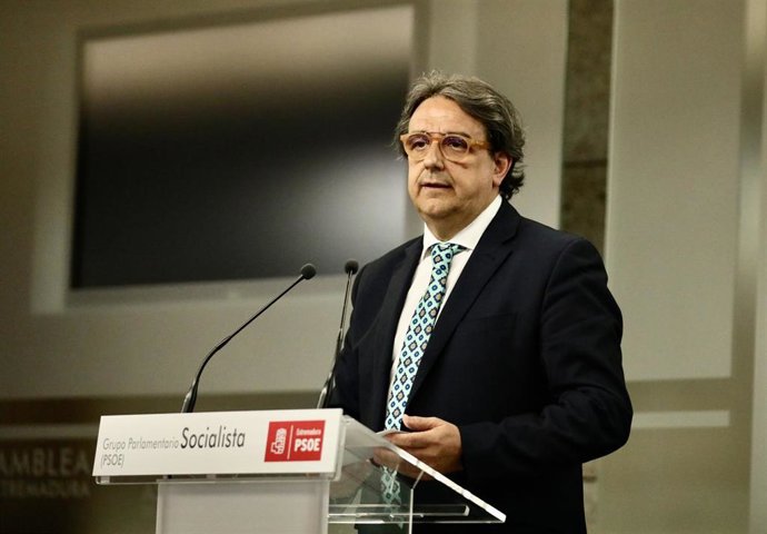 El presidente del Grupo Parlamentario Socialista, José María Vergeles, valora el discurso de investidura de Mária Guardiola
