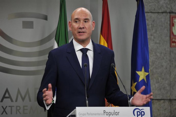 El portavoz del PP en la Asamblea, José Ángel Sánchez Juliá, en rueda de prensa tras el discurso de María Guardiola en el debate de investidura