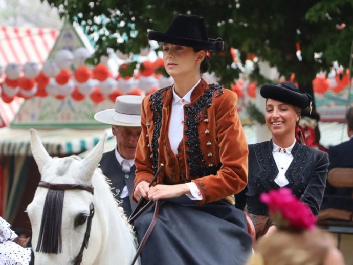 Victoria Federica recorre el allbero a caballo en el primer día de la Feria de Abril de Sevilla