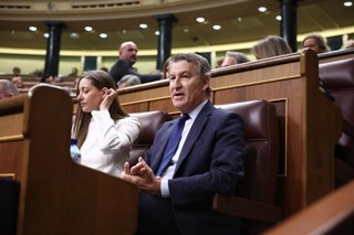 El presidente del Partido Popular, Alberto Núñez Feijóo, y la portavoz del PP en el Congreso, Ester Muñoz, durante un pleno en el Congreso de los Diputados, a 15 de abril de 2026, en Madrid (España). 