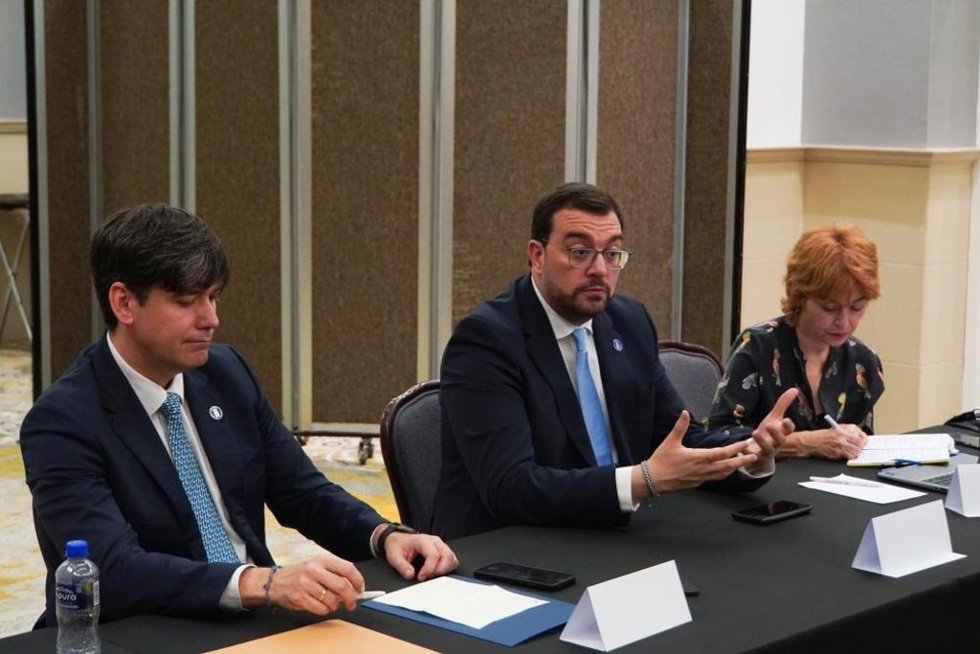 El consejero de Ciencia, Borja Sánchez; el presidente del Principado, Adrián Barbón; y la consejera Económica y Comercial de la Emabaja de España, María Peña.