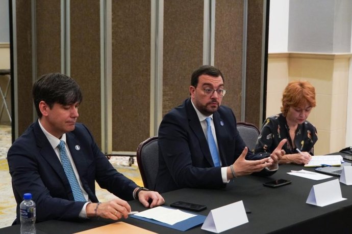 El consejero de Ciencia, Borja Sánchez; el presidente del Principado, Adrián Barbón; y la consejera Económica y Comercial de la Emabaja de España, María Peña.