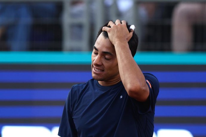 Tenis, Cristian Garin vs Sebastian Baez El tenista Crisitan Garin de Chile es fotografiado en contra de Sebastian Baez de Argentina por el ATP 250 de Santiago  2024 en el Club Deportivo San Carlos de Apoquindo en Santiago, Chile. 26/02/2026 Felipe