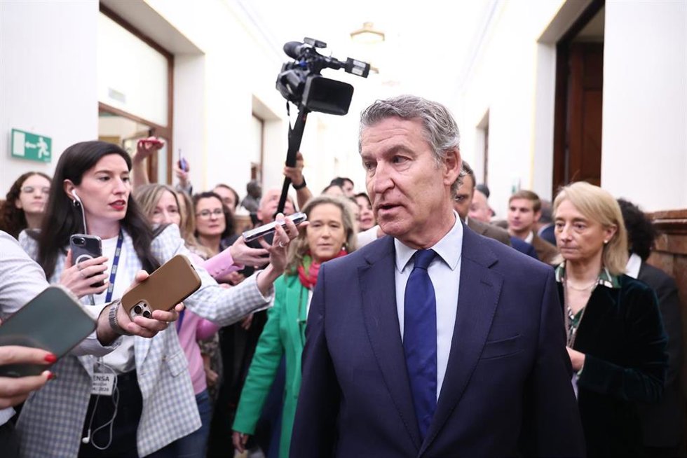 El presidente del Partido Popular, Alberto Núñez Feijóo,en los pasillos del Congreso 