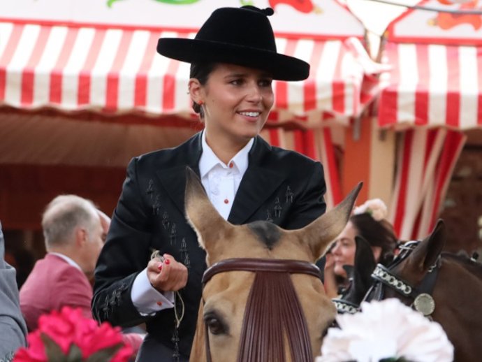 TANA RIVERA RECORRE EL REAL DE LA FERIA DE ABRIL A CABALLO
