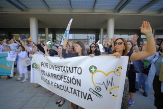 Concentarción de médicos frente al Departamento de Sanidad este lunes en la primera jornada de huelga autonómica de los médicos en Aragón.