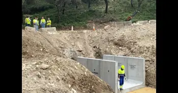 Comienza la instalación de una bóveda de paso de agua en la A-372 entre Benamahoma y Grazalema en la Sierra de Cádiz