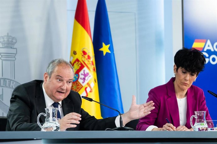 El ministro de Industria y Turismo, Jordi Hereu, y la portavoz del Gobierno y ministra de Inclusión, Seguridad Social y Migraciones, Elma Saiz, durante una rueda de prensa posterior al Consejo de Ministros.