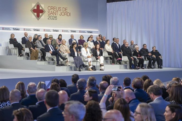 Imagen de las 20 personas y 10 entidades que, por sus méritos, han recibido la Creu de Sant Jordi en 2026