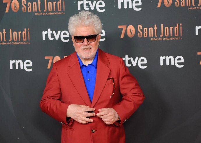 El director Pedro Almodóvar durante el photocall de la entrega de los 70 Premis RNE Sant Jordi de cine, a 21 de abril de 2026, en Barcelona, Catalunya (España). Presentados por Silvia Abril y Gemma Nierga, los premios condecoran la película ‘Los Domingos’
